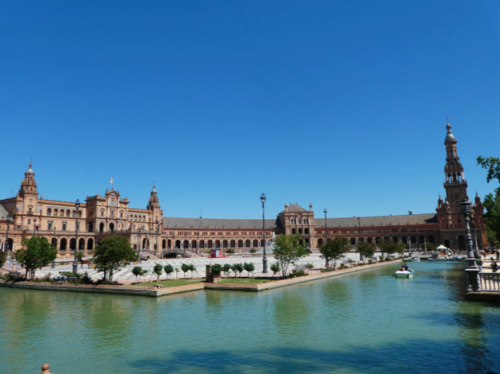 water in la plaza de espana beautiful places in seville, free things to do in sevilla in one day