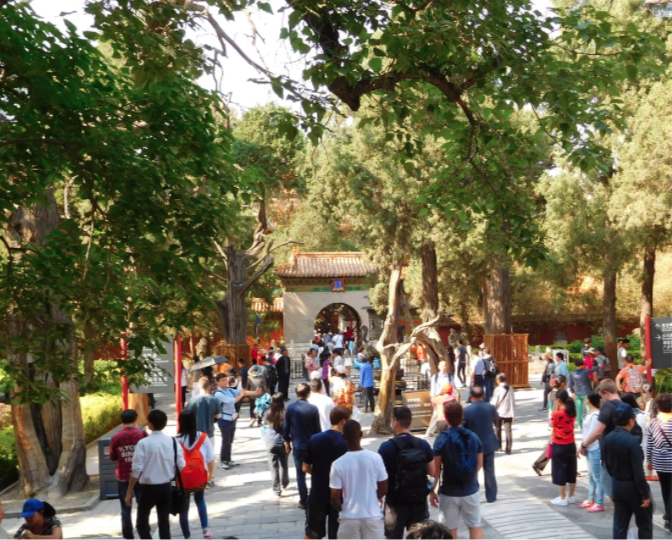 crowded square in jingshan park