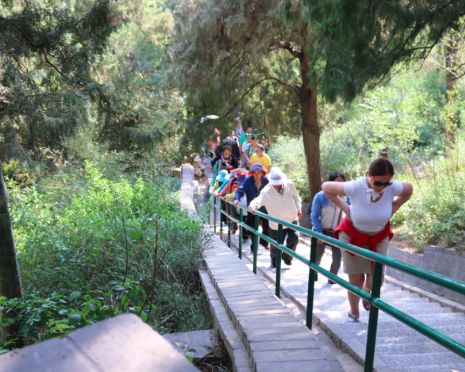 people walking up the stairs at jingshan park
