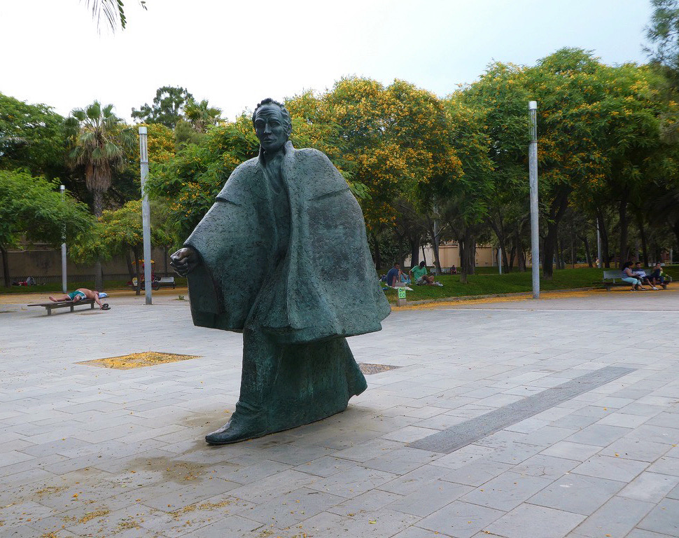 statue of a man in an open park of barcelona