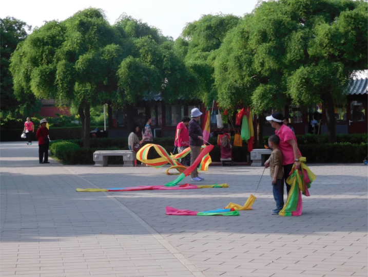 street dancers at jingshan park