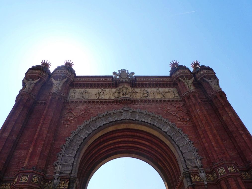 details of the arch de triumph looking up from the ground