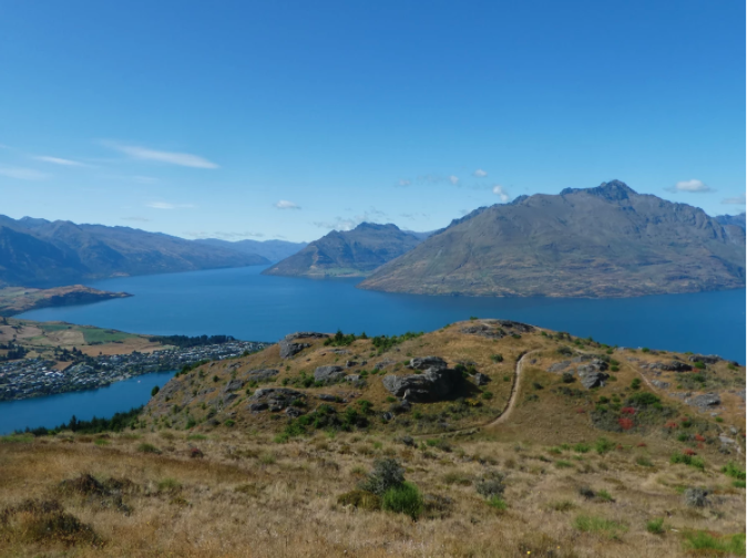 free hikes in queenstown new zealand; queenstown hill hike guide