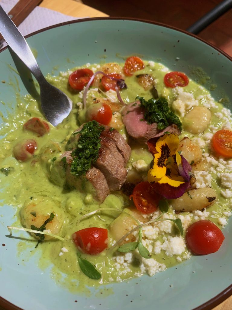 green peruvian dish with tomatoes