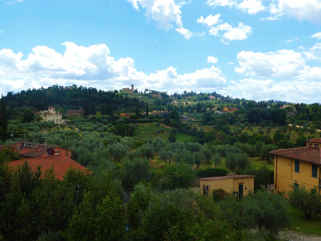 lush green countryside in tuscan landscape