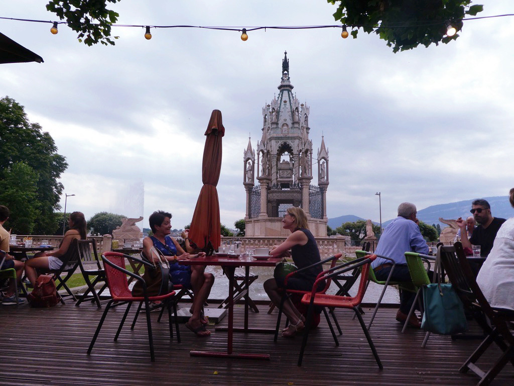 couple having breakfast at a table in front of a large statue rotunda