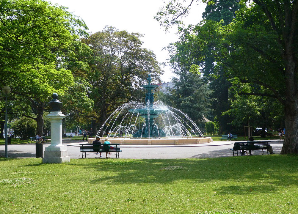 water fountain in green grass park