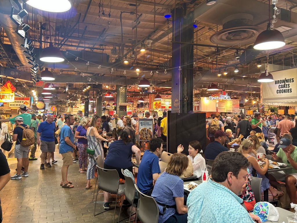 crowded cafeteria inside of reading terminal market