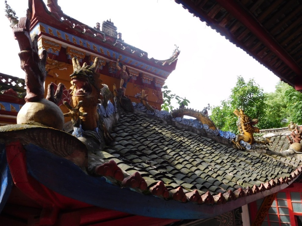 dragons on the rooftop of a pagoda