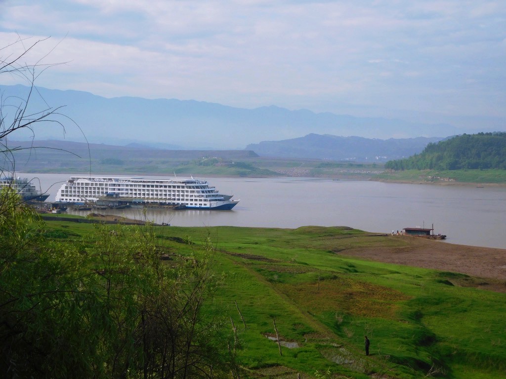 cruise boat on the yangtze river