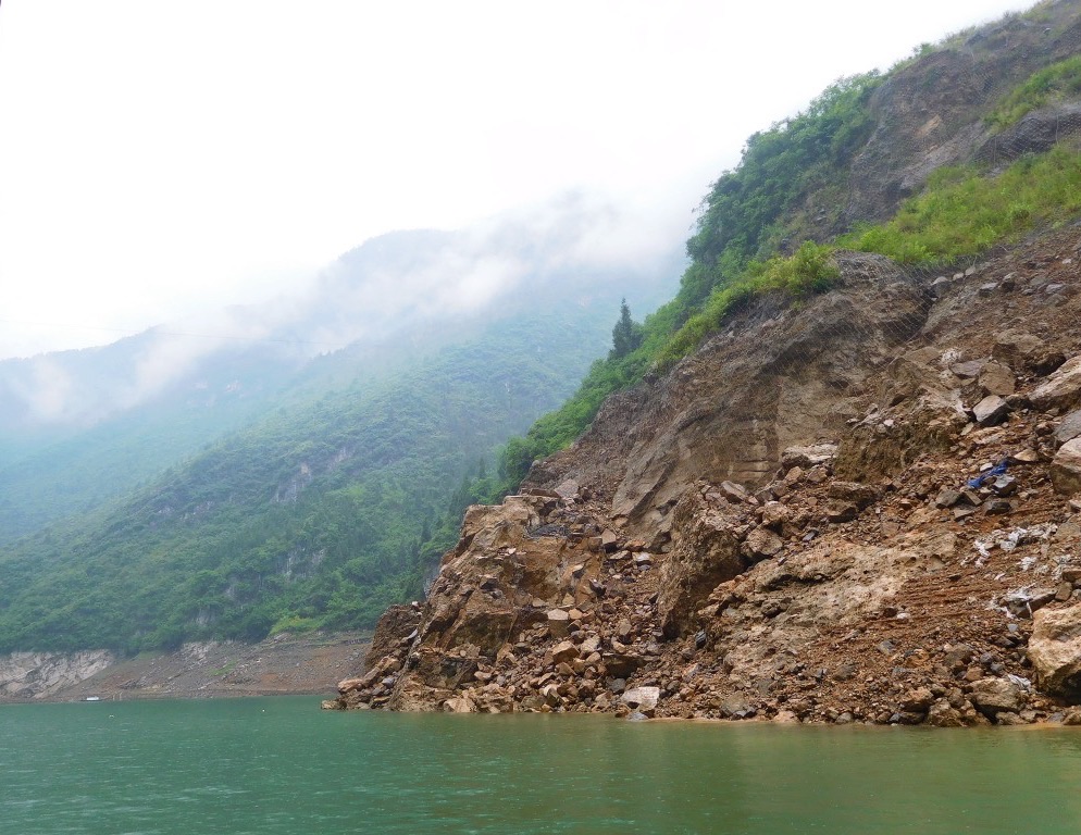 cliffs along goddess stream yangtze river