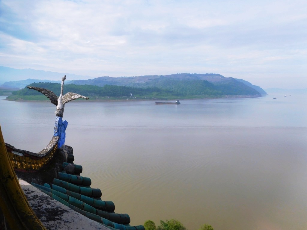 bird statue overlooking the yangtze river
