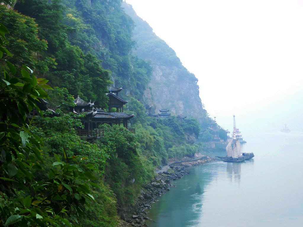 boats along the yangtze river in xiling gorge
